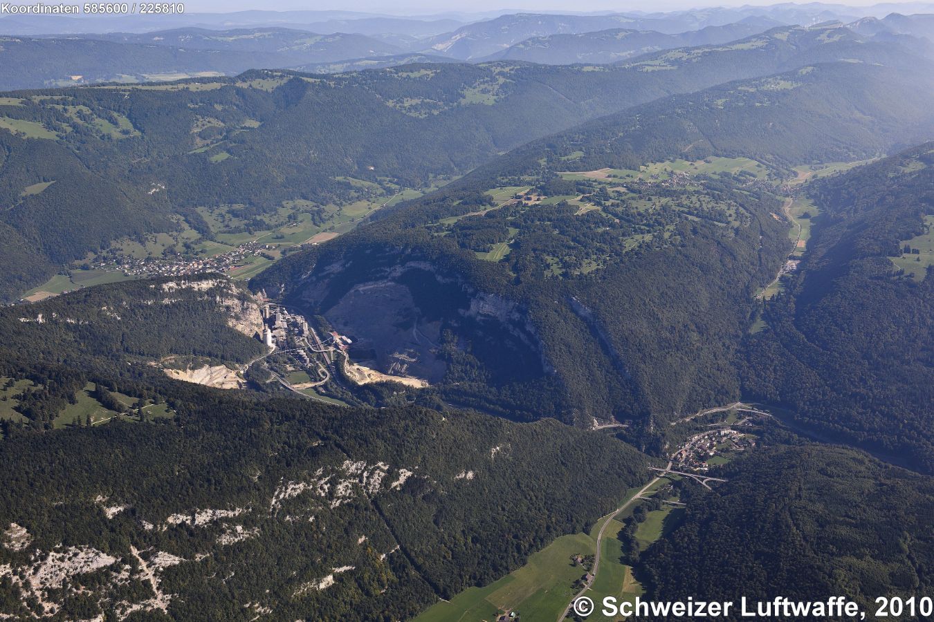 Klus von Reuchenette (Position: 2'585'604.84, 1'225'980.76, Norden: oben). Siedlung rechts unten im Bild: Frinvillier; davor: Brücke der Transjurane Biel-Moutier-Delémont. Oben zum rechten Bildrand: nach Romont - Grenchen. Siedlung nördlich der Klus: Péry im Tal des 